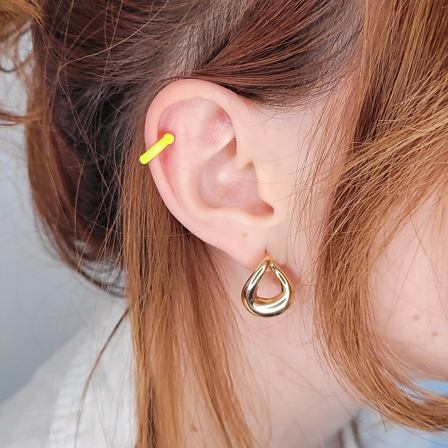 Mini Ear Cuff Esmaltado Amarelo